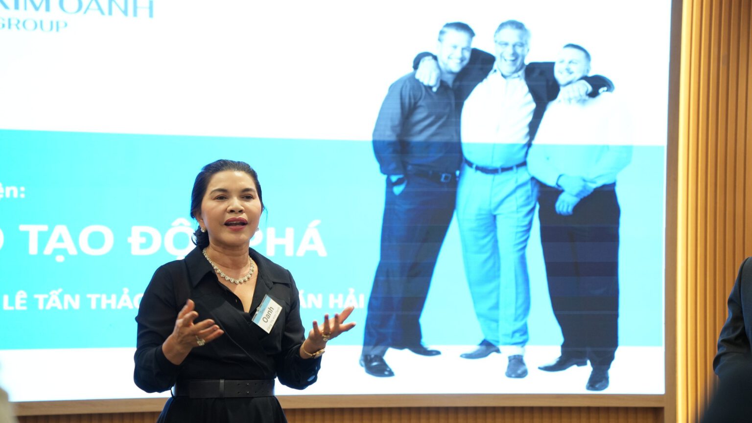 Bà Đặng Thị Kim Oanh, Chủ tịch HĐQT, Tổng Giám đốc Kim Oanh Group, chia sẻ tại khóa học